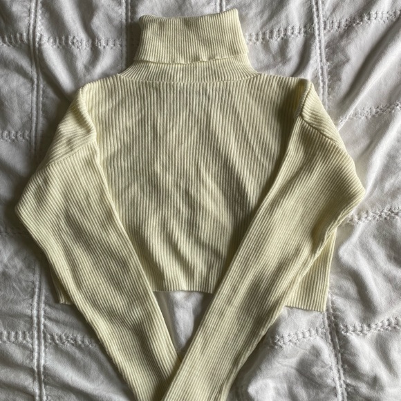 Cream cropped turtleneck - Picture 1 of 2